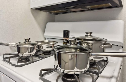 West Campus Apartment | 1 Br Apt Next 2 Downtown - Cozy!