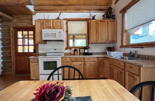 West Glacier Apartment | 1 BR+ Loft, Log Cabin With Lakeview, Sleeps 4, 5 mins to Glacier