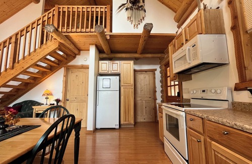 West Glacier Apartment | 1 BR+ Loft, Log Cabin With Lakeview, Sleeps 4, 5 mins to Glacier