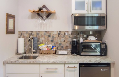 West Ashley Apartment | 1-Charleston Charm- Studio 1 is 4 miles from Downtown Charleston -West Ashley