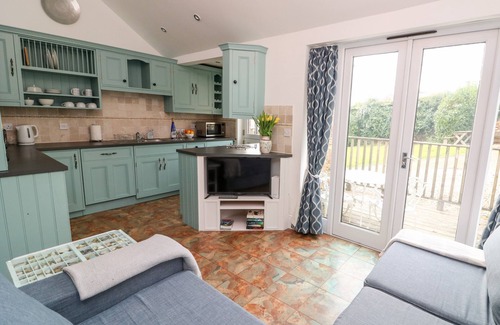 Bugford Cottage | 1 KEEPERS COTTAGE, HILLFIELD VILLAGE, family friendly in Dartmouth