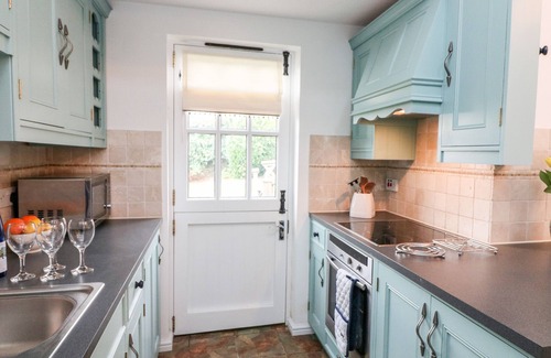 Bugford Cottage | 1 KEEPERS COTTAGE, HILLFIELD VILLAGE, family friendly in Dartmouth
