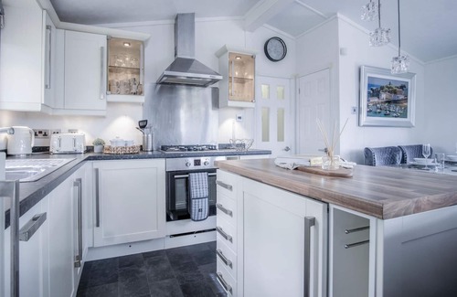 Llanddowror Apartment | 1 Manor Lodge - 3 Bedroom Lodge - Pendine