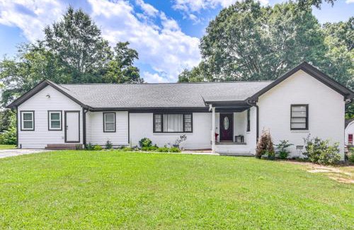 Monroe Apartment | 1 Mi to Dtwn Monroe Family-Friendly Duplex!
