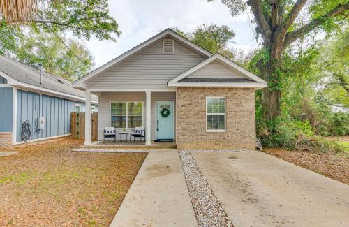 South Pensacola House | 1 Mi to Dtwn Pet-Friendly Pensacola Getaway!