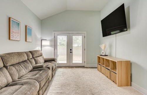 South Pensacola House | 1 Mi to Dtwn Pet-Friendly Pensacola Getaway!