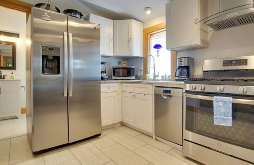 East Chop House | 1 Mi to Ferry Terminal: Oak Bluffs Family Retreat!
