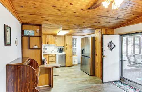 Hollands Landing House | 1 Mi to Lake Murray: Pet-Friendly Home w/Deck