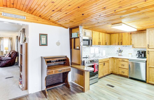 Hollands Landing House | 1 Mi to Lake Murray: Pet-Friendly Home w/Deck