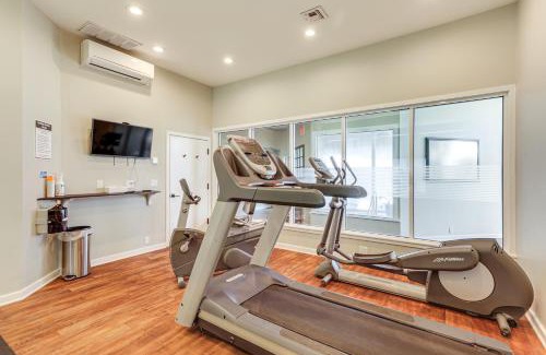 Norwich Apartment | 1 Mi to Mohegan Sun Studio with Golf Course Views