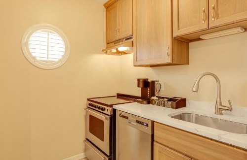 Norwich Apartment | 1 Mi to Mohegan Sun Studio with Golf Course Views