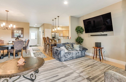 McHenry Condo | 1 Mi to Wisp Resort: Hot Tub Haven in McHenry!