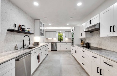 Birch Park Finger Streets House | <1 Min WALK to Beach, Heated Pool, Modern Oasis, 5 bedroom, 8 beds, 4 bathrooms