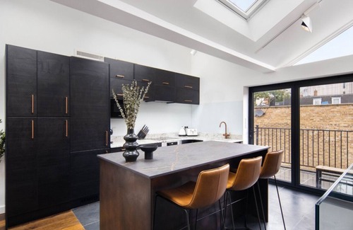 Euston House | 1 Min Walk to Euston Station | Modern Townhouse