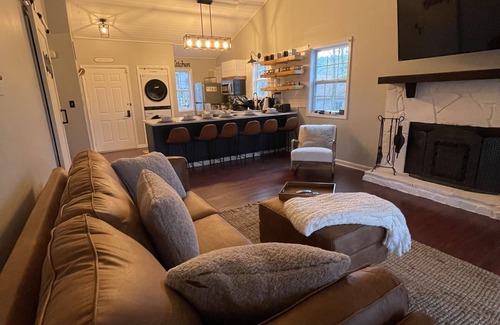 Waleska Cottage | 1 Min Walk to Lake Life Golf Pool Hike Kayak Fire Pit Tennis Swim Lakepoint BBQ