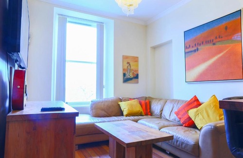 Old Town Apartment | 1 minute from Royal Mile, Large 5 Bed Apartment