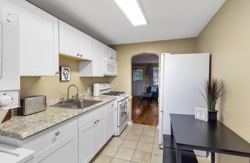 Englewood Apartment | 1 Month: Walk to Fun, Fiber Internet, 2 Bed 1 Bath Apartment