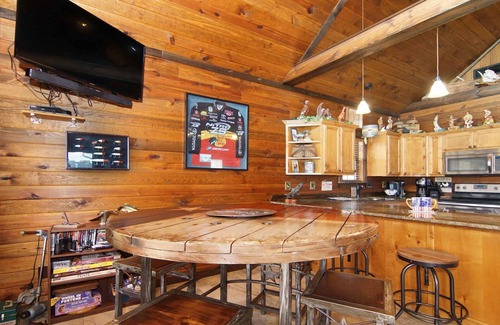 Alba Cabin | #1 Top-Rated Waterfront Lodge on Lake Fork Pet Friendly