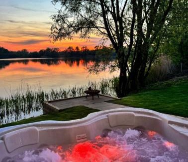 Frognall House | 1 Willowmere lakeside Hideaway