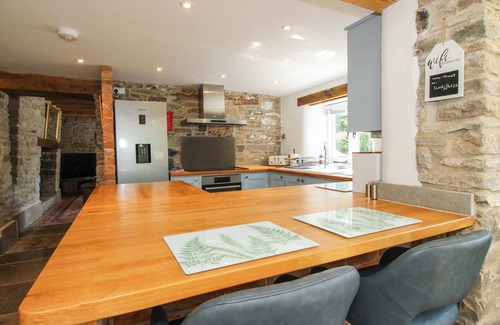 Clun Cottage | 10 BRIDGE STREET, pet friendly, character holiday cottage in Clun