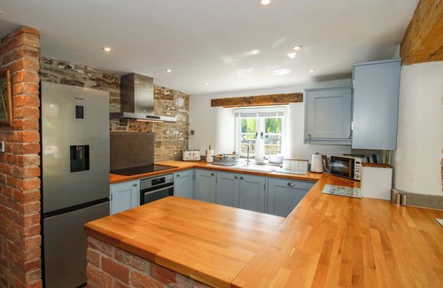 Clun Cottage | 10 BRIDGE STREET, pet friendly, character holiday cottage in Clun