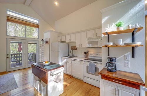 Newland Cabin | 10 Mi to Sugar Mountain: Cozy Newland Cabin!