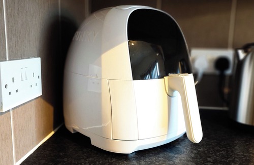 Liverpool Apartment | 10 Mins to Airport | Movie-Ready | W/M | Dishwasher | Free Parking