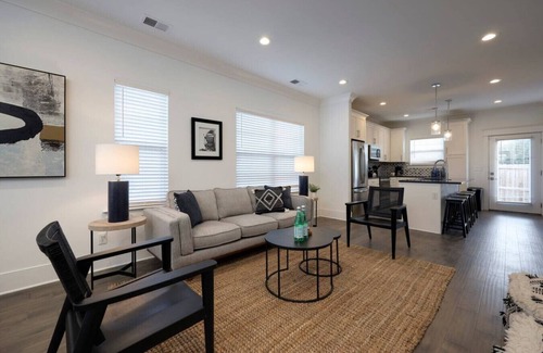 Charlotte Park House | 10 Mins To Broadway - Music City Modern Townhome