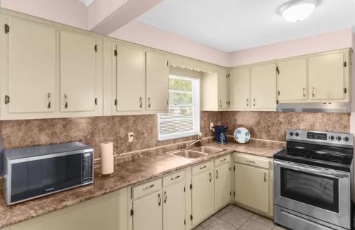 Shannon House | 10 Mins to Legion Field Stadium- Blushing Bungalow