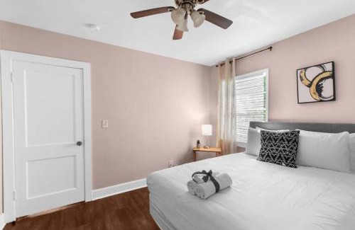 Shannon House | 10 Mins to Legion Field Stadium- Blushing Bungalow