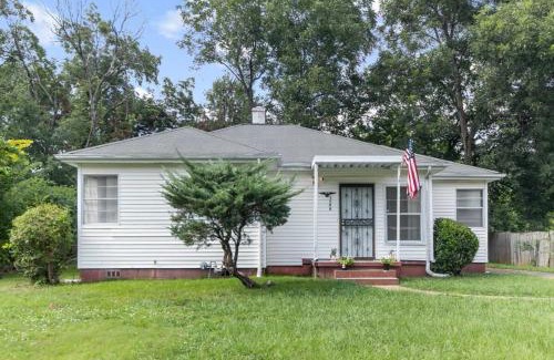 Shannon House | 10 Mins to Legion Field Stadium- Blushing Bungalow