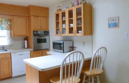 Somers Point House | 10 mins to Ocean City beach & more. 2 bdrm 2 bath, LRm, FamRm. Skylights.