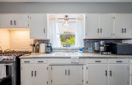 Forestview Apartment | 10 Minutes from Midway Airport Cozy Cottage Home