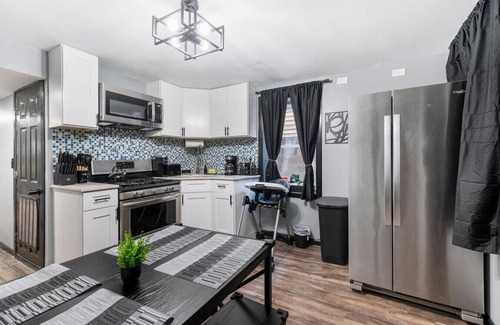Little Village Apartment | 10 Minutes to Downtown Chicago - Sleeps 12 - King Beds - Games and Arcades