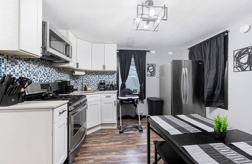 Little Village Apartment | 10 Minutes to Downtown Chicago - Sleeps 12 - King Beds - Games and Arcades
