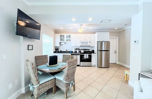 Siesta Key Condo | 100 Feet from the Beach – Charming 1BR Siesta Key Getaway