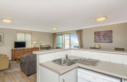 Scarborough Apartment | 100 m² Apartment ∙ 2 bedrooms ∙ 4 guests
