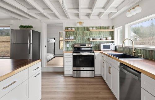 Moscow House | 100% Renovated Stowe Village Farmhouse