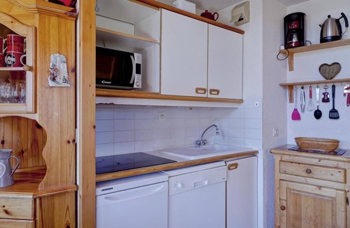 La Perriere Apartment | 100m from resort center, 2nd floor, view forest, balcony, tv, ski locker, 65m², La Tania
