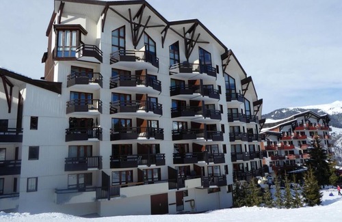 La Perriere Apartment | 100m from resort center, 2nd floor, view forest, balcony, tv, ski locker, 65m², La Tania