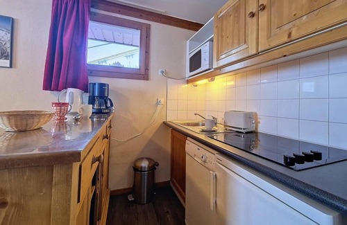 Les Bruyeres Apartment | 100m from shops, 1st floor, balcony, tv, ski locker, 44m², Les Menuires