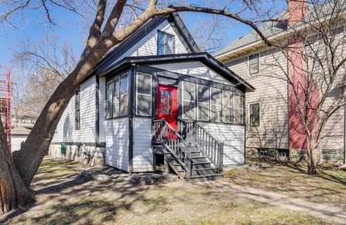 Summit - University House | 107 m² House ∙ 2 bedrooms ∙ 4 guests
