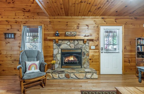 Ellijay Cabin | 109 m² Cabin ∙ 2 bedrooms ∙ 6 guests