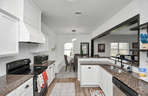 Rosenberg House | 10min from Fort Bend Epicenter 13min from Memorial Herman Stylish 4 Bedroom Home