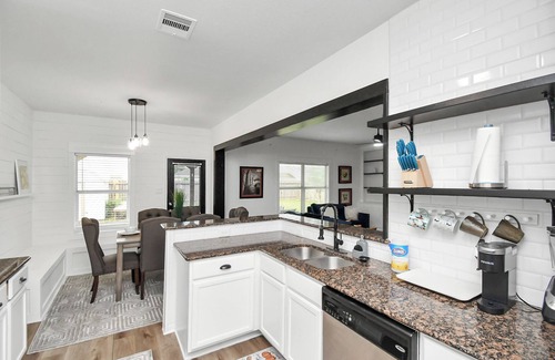 Rosenberg House | 10min from Fort Bend Epicenter 13min from Memorial Herman Stylish 4 Bedroom Home