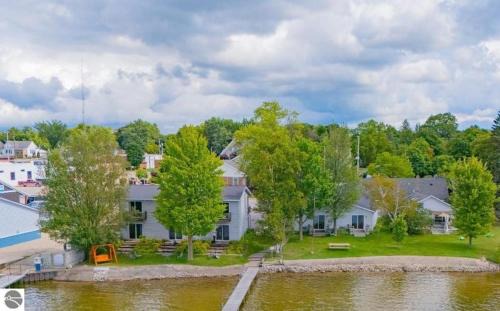 Lake City Hotel | 11 Family Lakefront Studios on Lake Missaukee - Sleeps 40