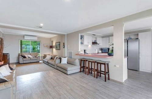 McCracken House | 11 Hayward St-Pets Negotiable - Wi-Fi