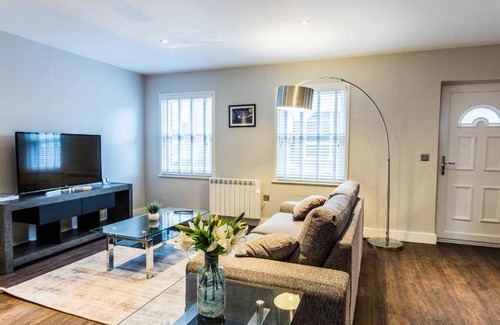 Swindon Apartment | 110 m² Apartment ∙ 2 bedrooms ∙ 6 guests