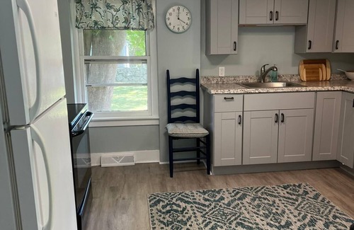Groton Cottage | 115 Rose Cottage with 2 bedroom walk to Groton Bay