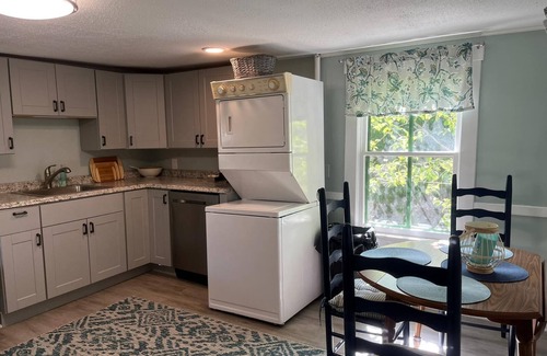 Groton Cottage | 115 Rose Cottage with 2 bedroom walk to Groton Bay